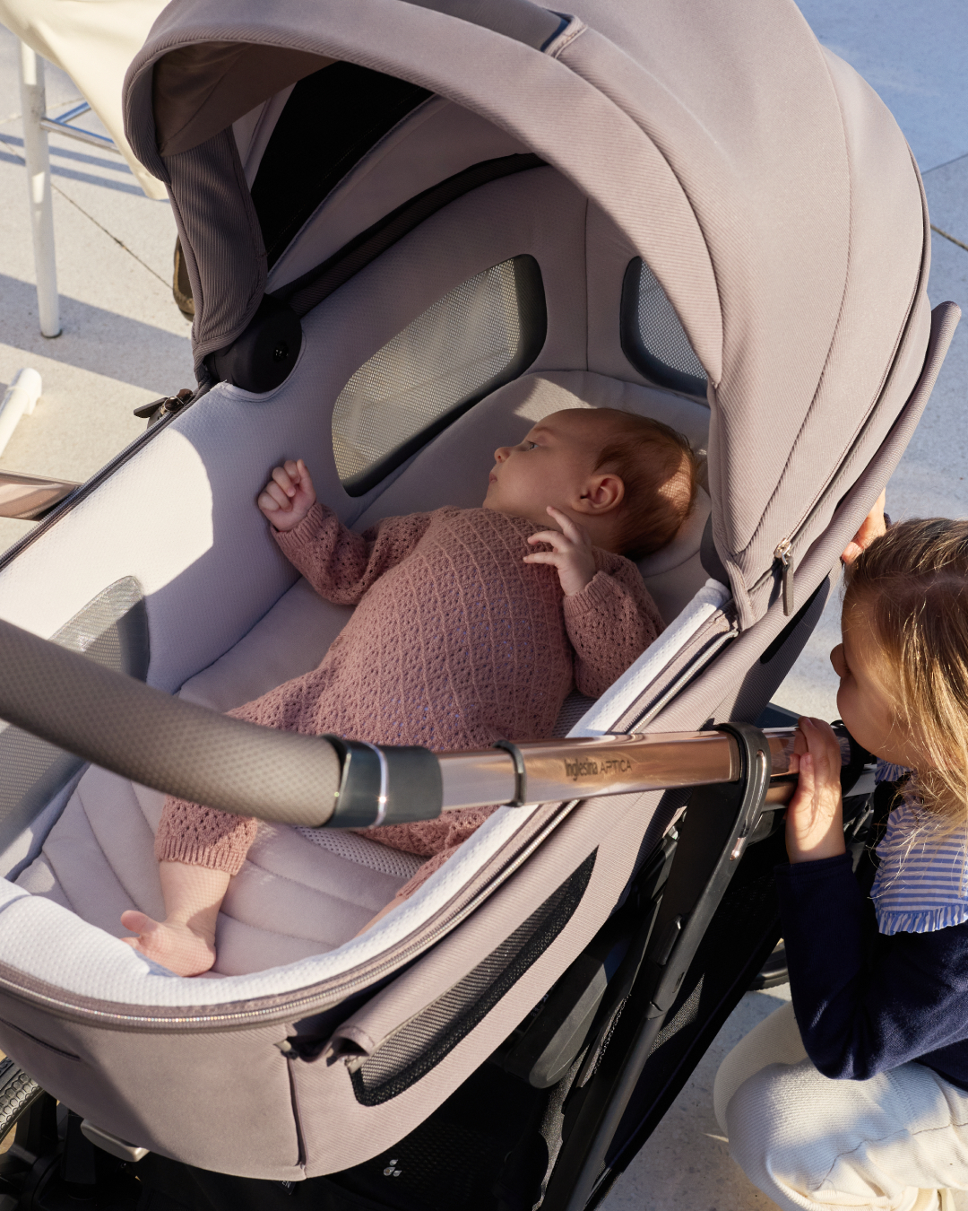 ¡Listos, preparados... a viajar! ✈️✨
Viajar con un cochecito es fácil cuando es Quid³ @inglesinababy.spain. Ligero y fácil de manejar incluso en los espacios más reducidos, se abre y se cierra en un instante. Además, es un lugar cómodo y seguro desde el que tu pequeño puede descubrir el mundo que le rodea 🤍
Disfruta de cada momento juntos con Quid³. Te esperamos en la tienda.
...
#inglesina #inglesinababy #babywellness